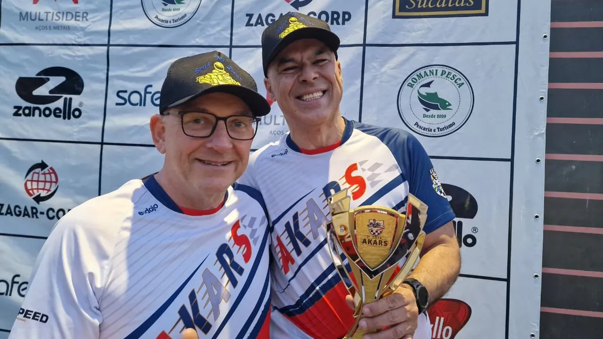 Karts acelerando na reta durante campeonato da AKARS
