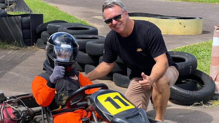 Jovens pilotos em atividade de formação no kart