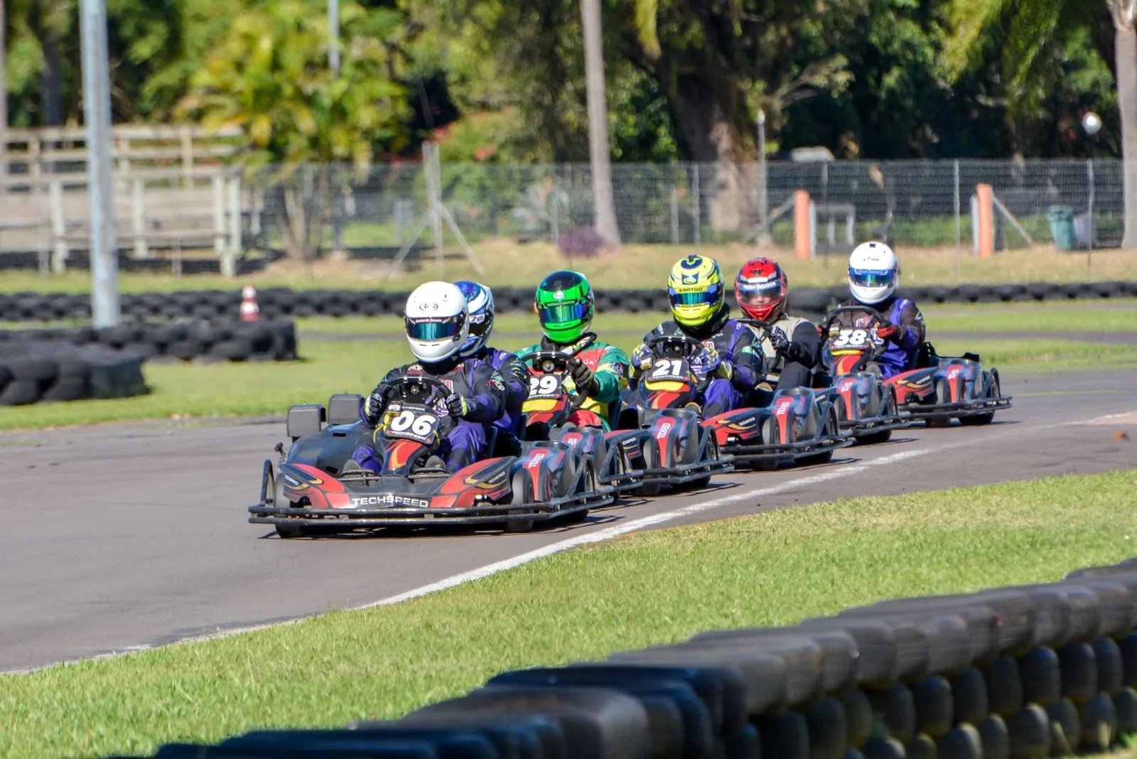 Pilotos da AKARS disputando posição em corrida de kart