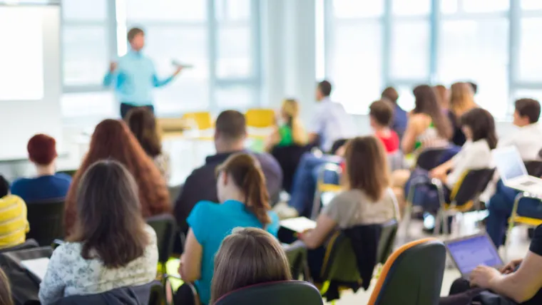 Estudantes conhecendo o kart no projeto Kart na Escola