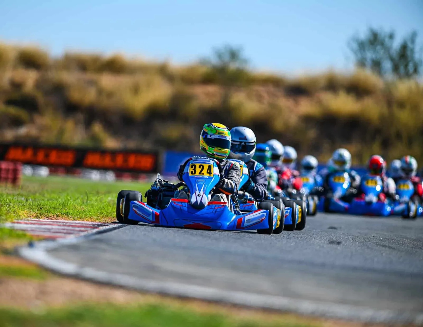 Piloto da AKARS contornando curva em corrida de kart no Rio Grande do Sul