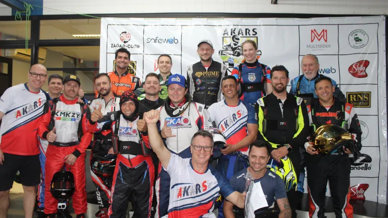 Pilotos e participantes reunidos em campeonato da AKARS