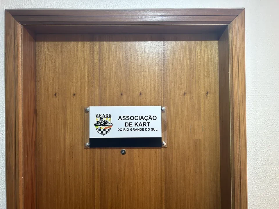 Placa da Associação de Kart do Rio Grande do Sul na porta da sede, em Porto Alegre