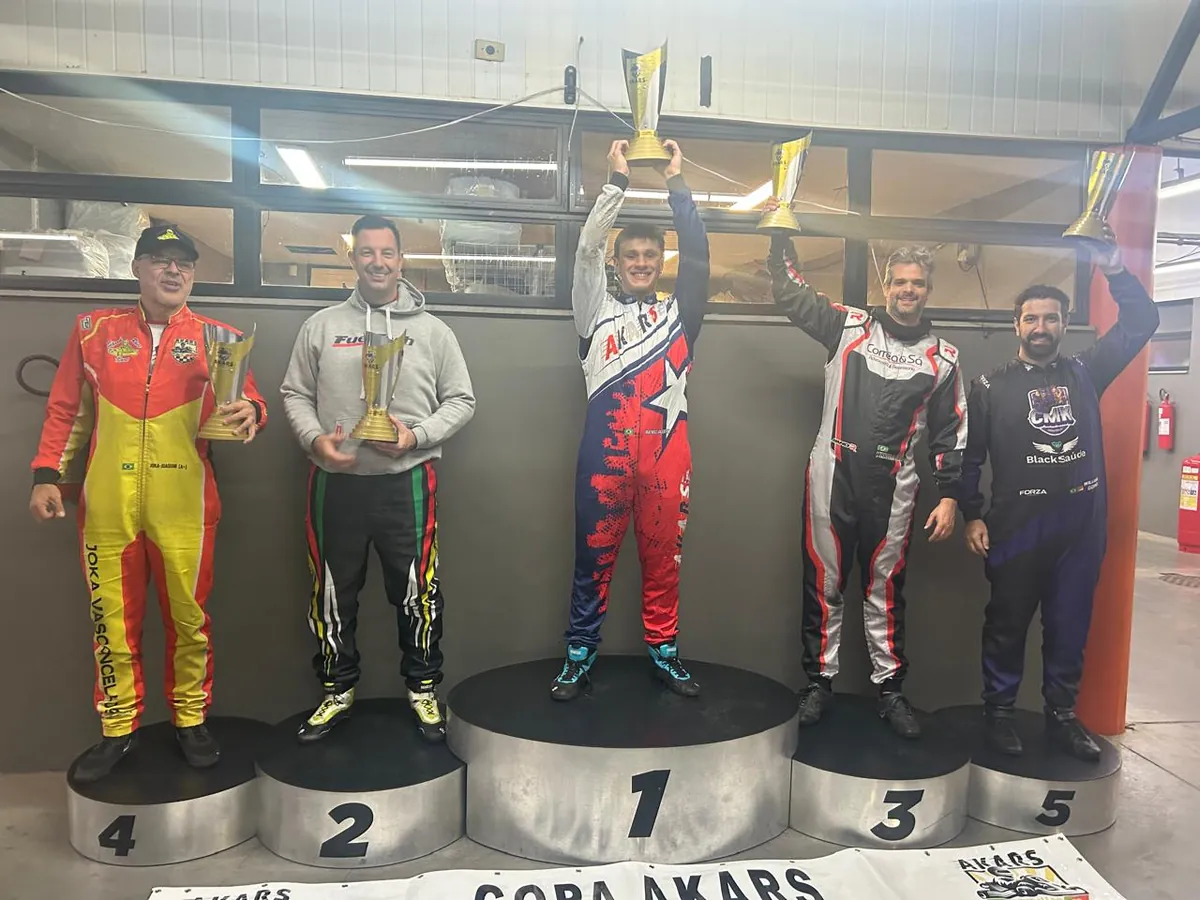 Pilotos da Super Quarta AKARS no Circuito Techspeed